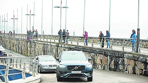 Imagen después - Diferencias en la llegada del Rey Juan Carlos I al puerto deportivo del Real Náutico de Sanxenxo en 2022 y en 2023