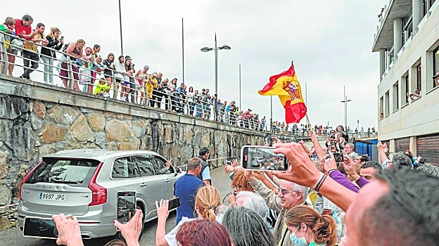 Imagen antes - Diferencias en la llegada del Rey Juan Carlos I al puerto deportivo del Real Náutico de Sanxenxo en 2022 y en 2023