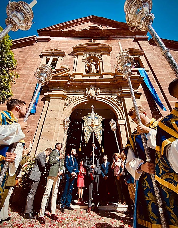 El Simpecado del Rocío de Montoro, a la salida de la parroquia del Carmen tras la misa de bendición