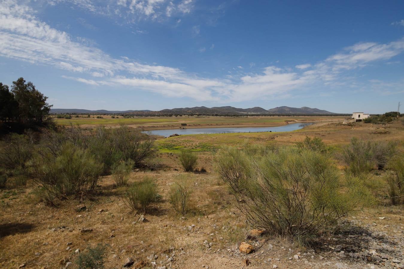 El impactante paisaje de sequía en los pantanos de Córdoba, en imágenes