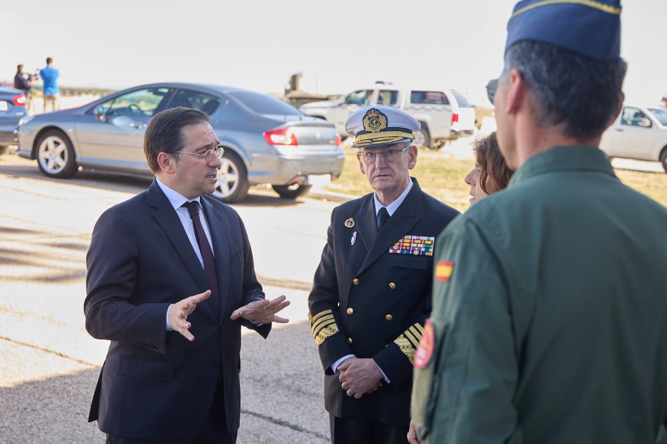 El ministro de Asuntos Exteriores, José Manuel Albares, en la base de Torrejón de Ardoz