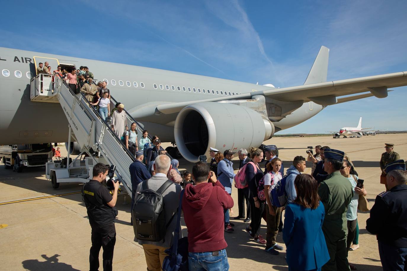 Los 72 evacuados, 34 de ellos españoles, descienden del avión en Torrejón