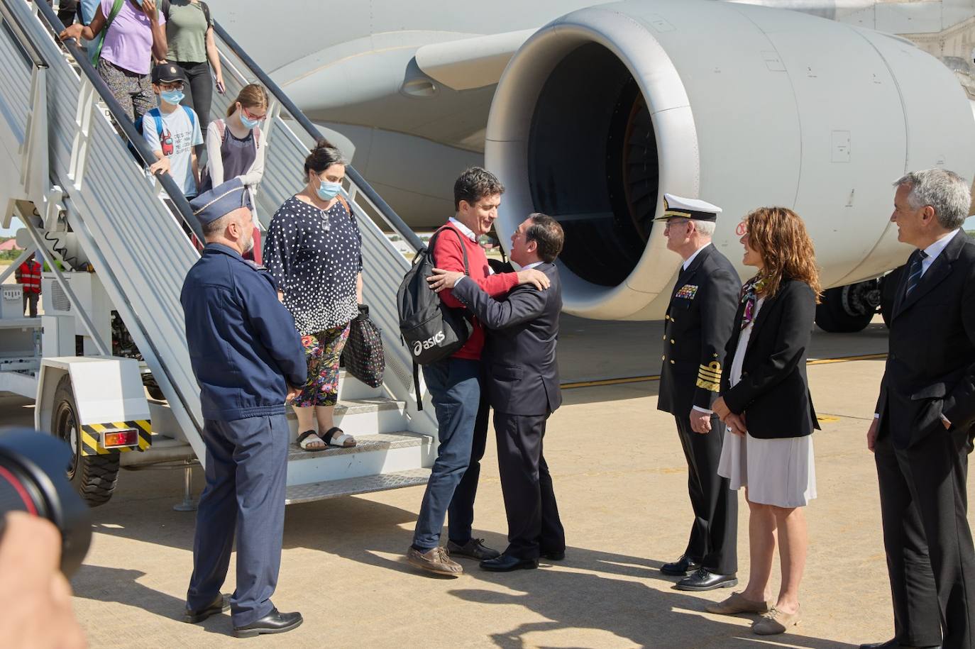 El ministro Albares ha recibido a los evacuados a pie de pista