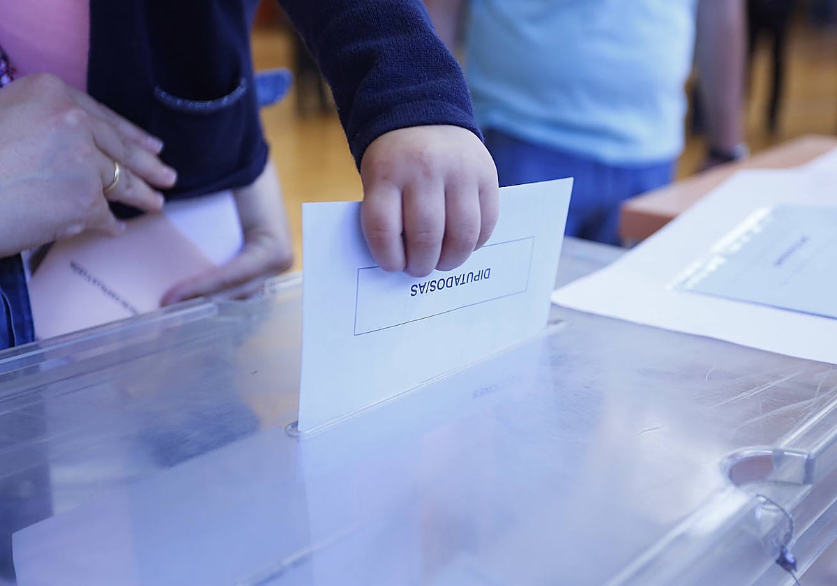 Votación en un colegio electoral de León, en una imagen de archivo