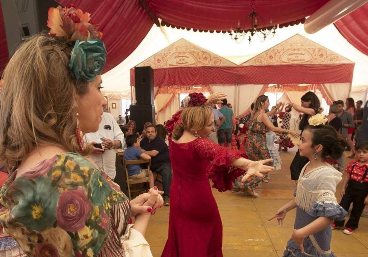 Ambiente en una de las casetas de la Feria de Córdoba el año pasado