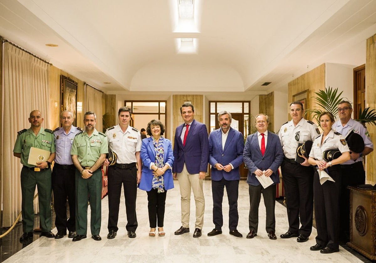 Bellido, en el centro, con los miembros de la Junta de Seguridad de este lunes