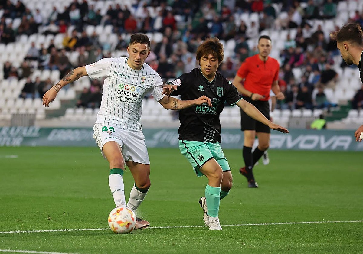 Carracedo conduce el balón ante un rival del Mérida en El Arcángel