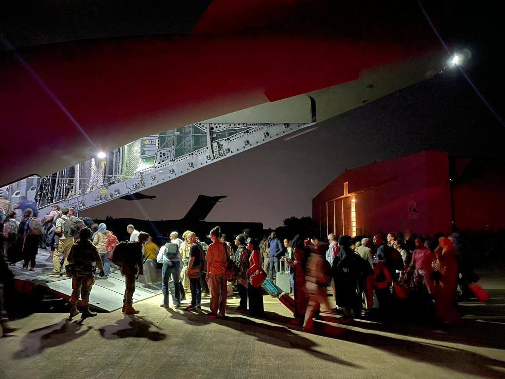 Un centenar de españoles y ciudadanos de otras nacionalidades europeas y latinoamericanas suben a bordo de uno de los aviones militares para proceder a su evacuación