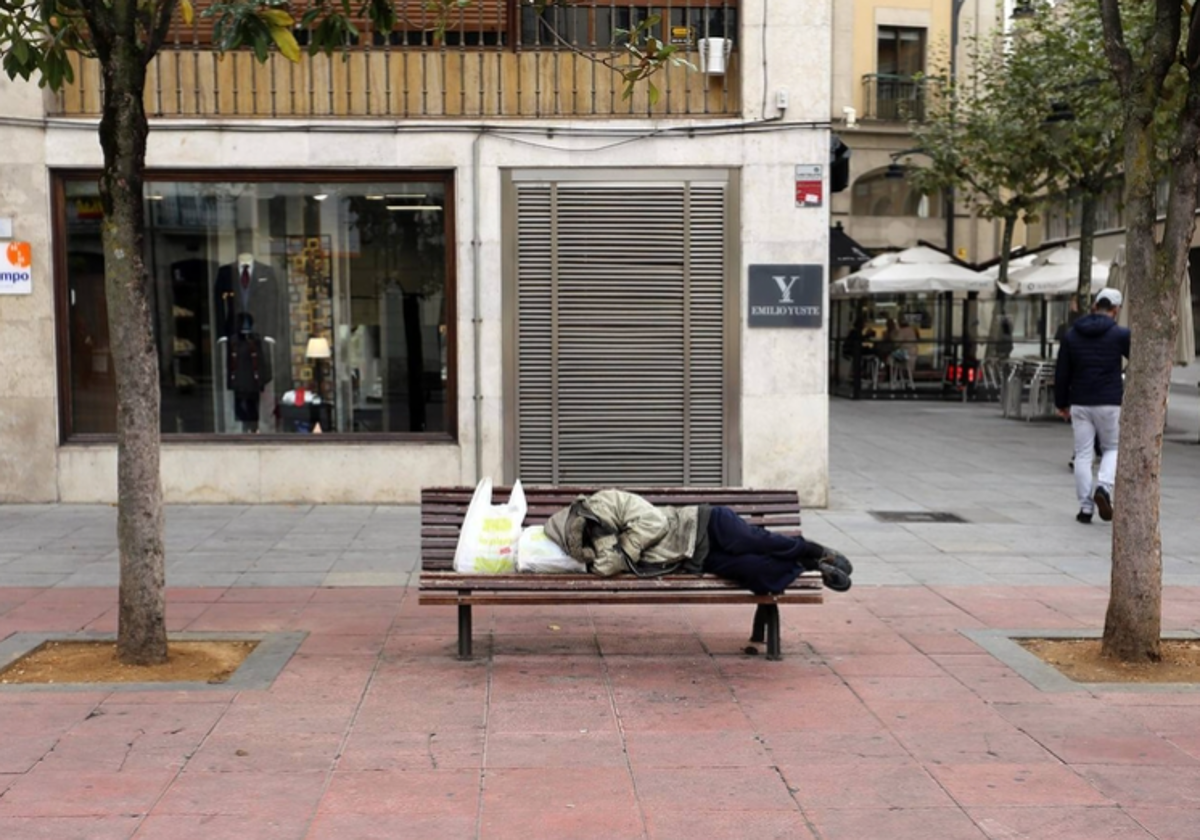 Indigente durmiendo en un banco, en Valladolid