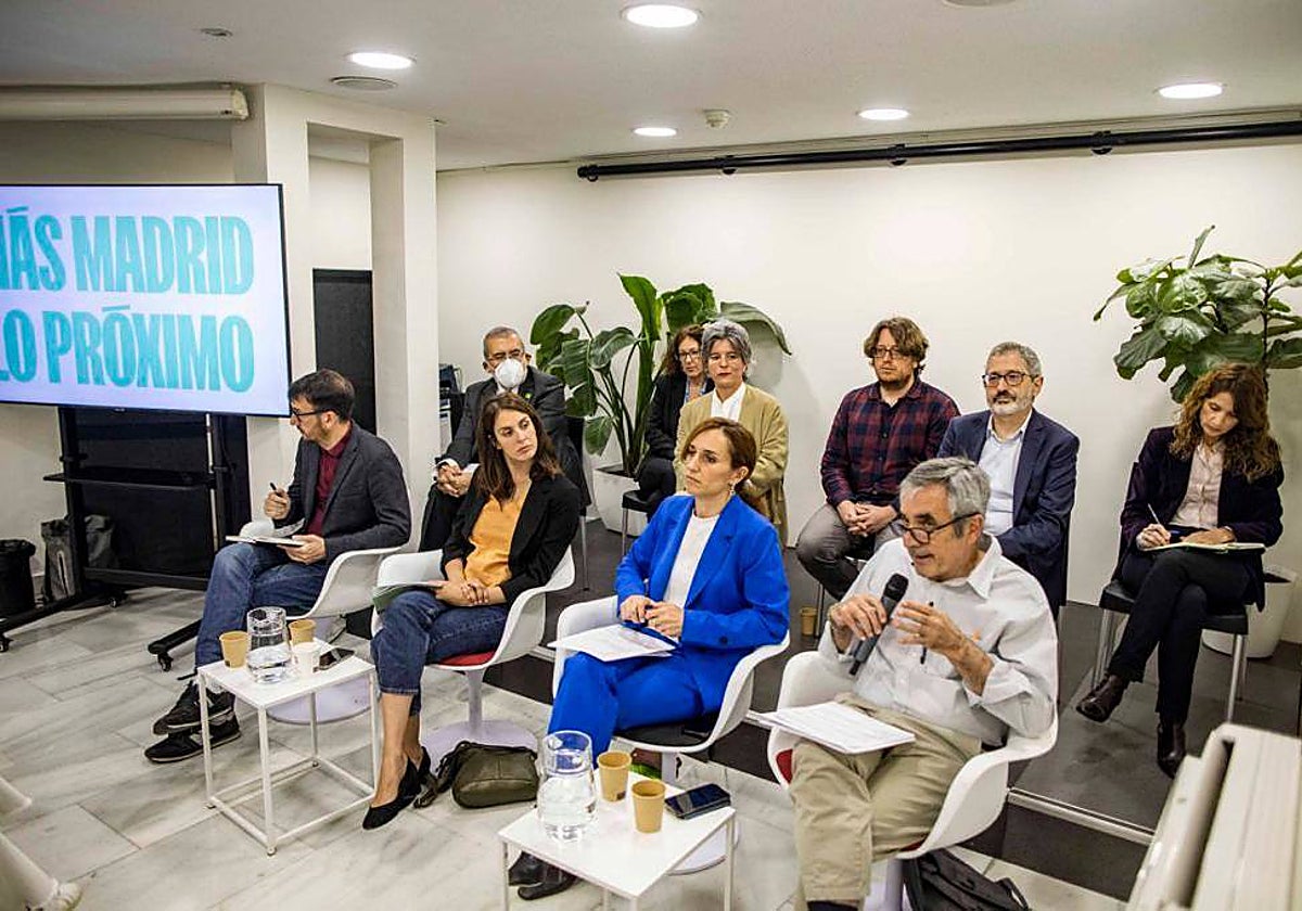 Las cabezas de lista de Más Madrid, Mónica García y Rita Maestre, con su equipo económico este lunes