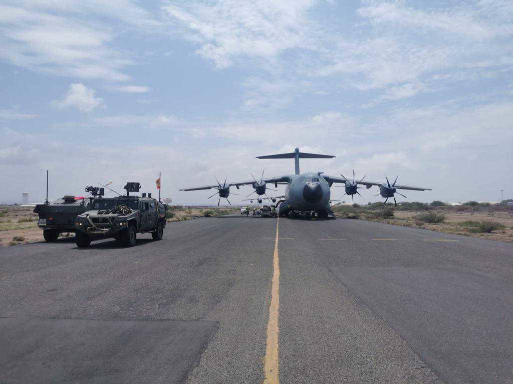 Vehículos Vamtac y un avión A400M