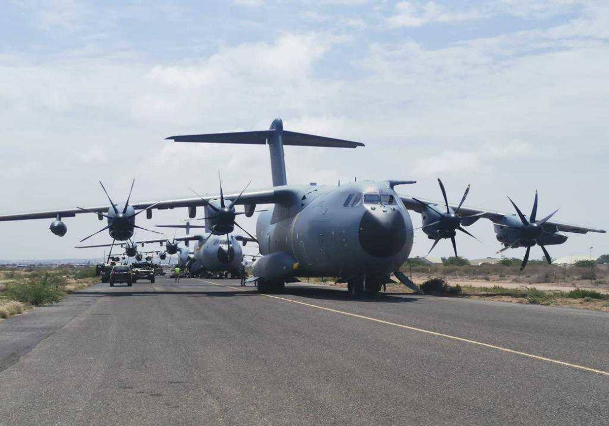Los dos aviones A400M del Ejército del Aire que han participado en el operativo, en Jartum, capital de Sudán