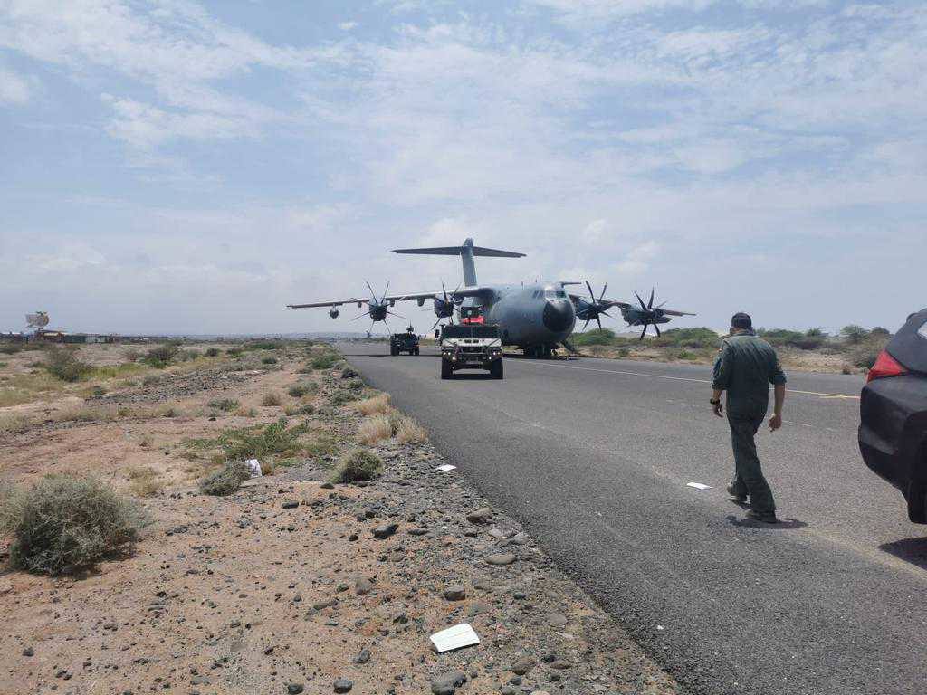 Un avión A400M y un vehículo Vamtac del Ejército de Tierra