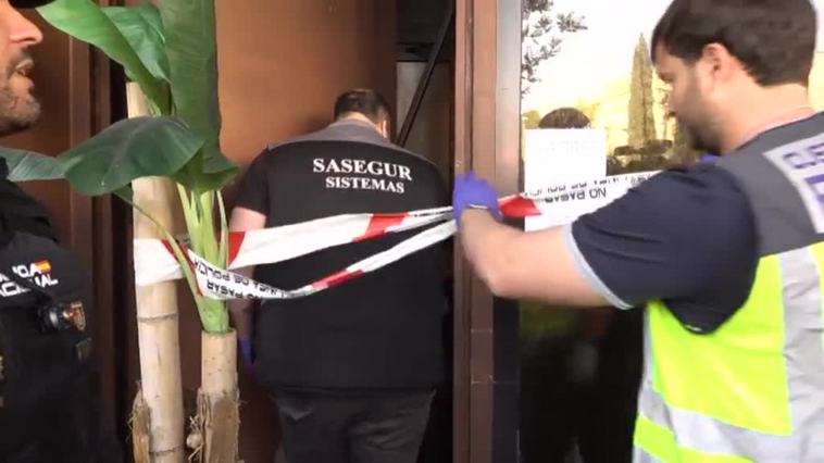 La Policía científica investiga el restaurante incendiado en Madrid