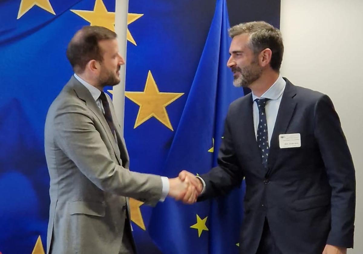 El comisario europeo de Medio Ambiente, Virginijus Sinkevicius, y el consejero de Sostenibilidad y portavoz del gobierno andaluz, Ramón Fernández-Pacheco, en la reunión de este lunes