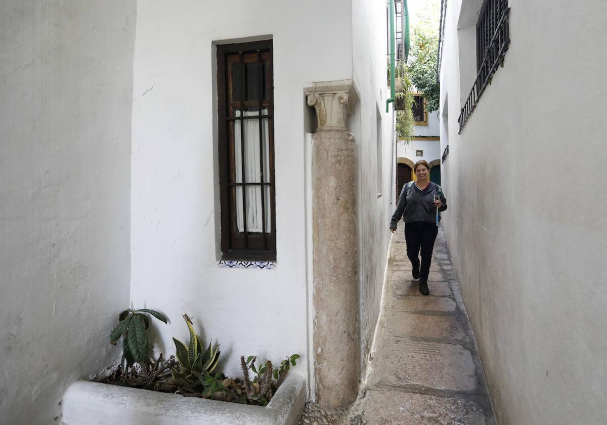 Una turista en la calleja del Pañuelo