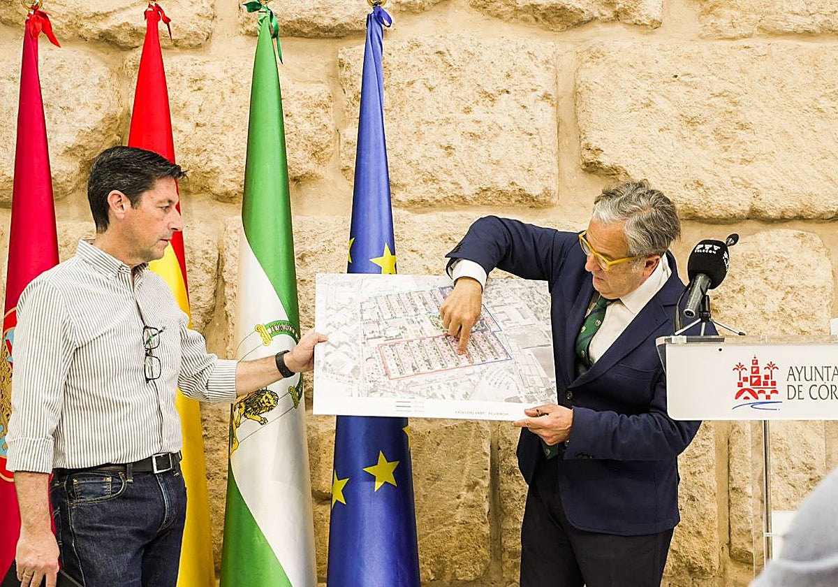 El presidente de Vimcorsa, Salvador Fuentes, señala los edificios de la primera fase del Parque Figueroa