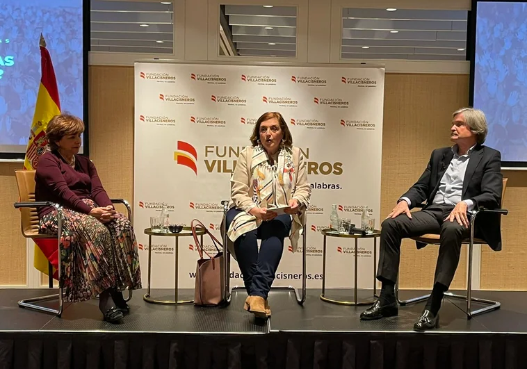 Las víctimas de ETA, Conchita Martín (izq), Cristina Cuesta (centro) y Jaime Matéu (dcha) este lunes durante la conferencia organizada por la Fundación Villacisneros