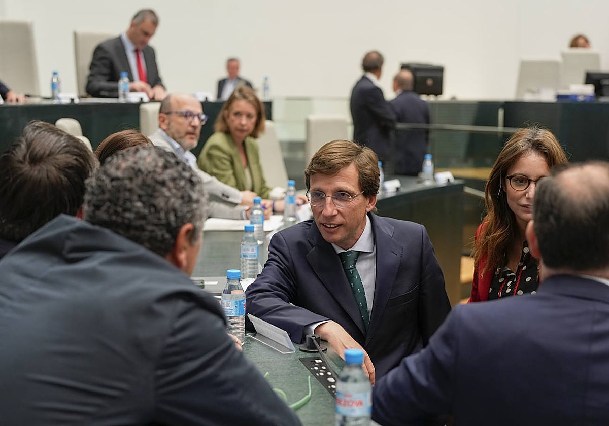 Almeida, junto a sus concejales, en el último pleno del Ayuntamiento de Madrid antes de las elecciones del 28M