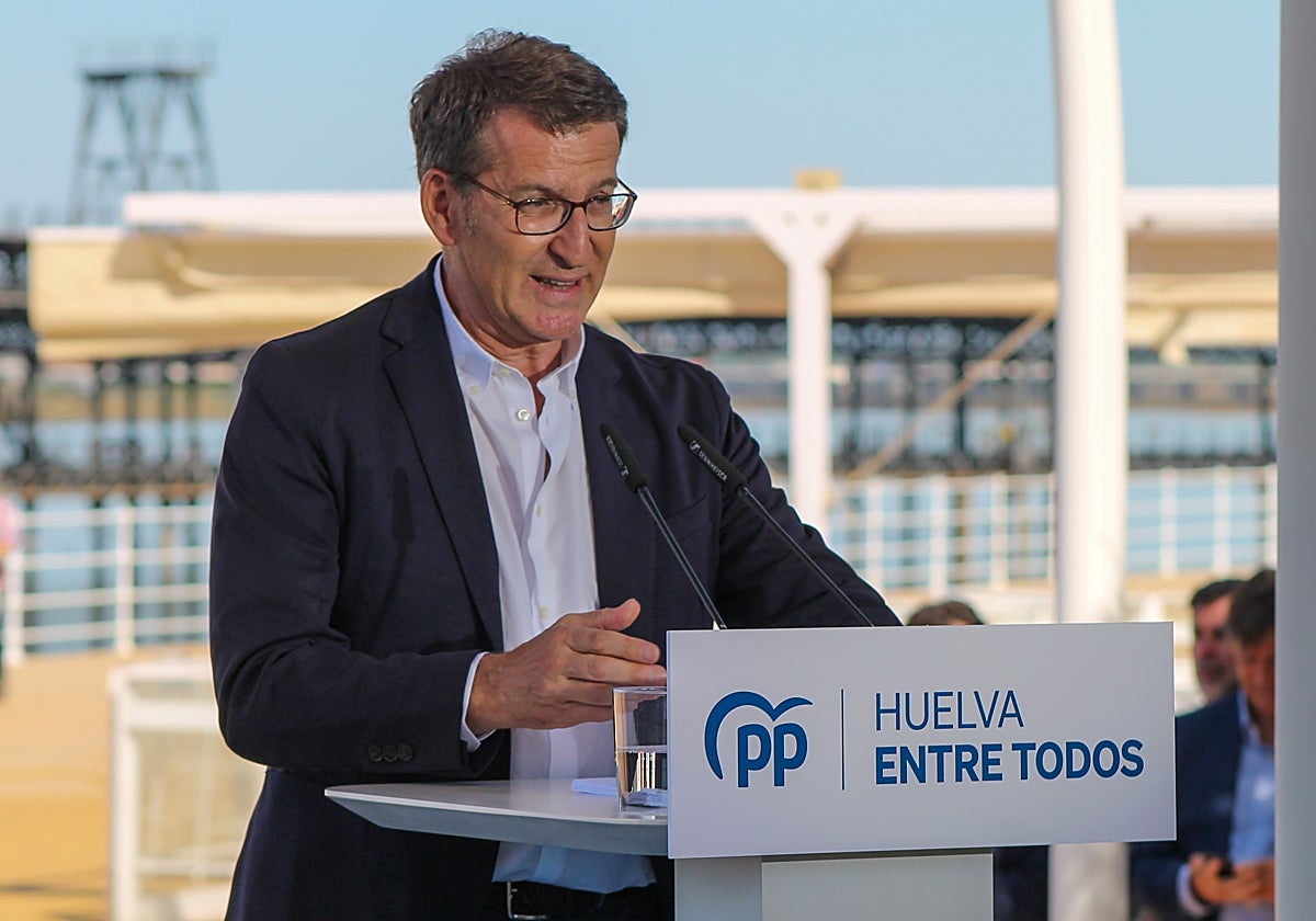 El líder del PP, Alberto Núñez Feijóo, durante un mitin de su formación en Huelva