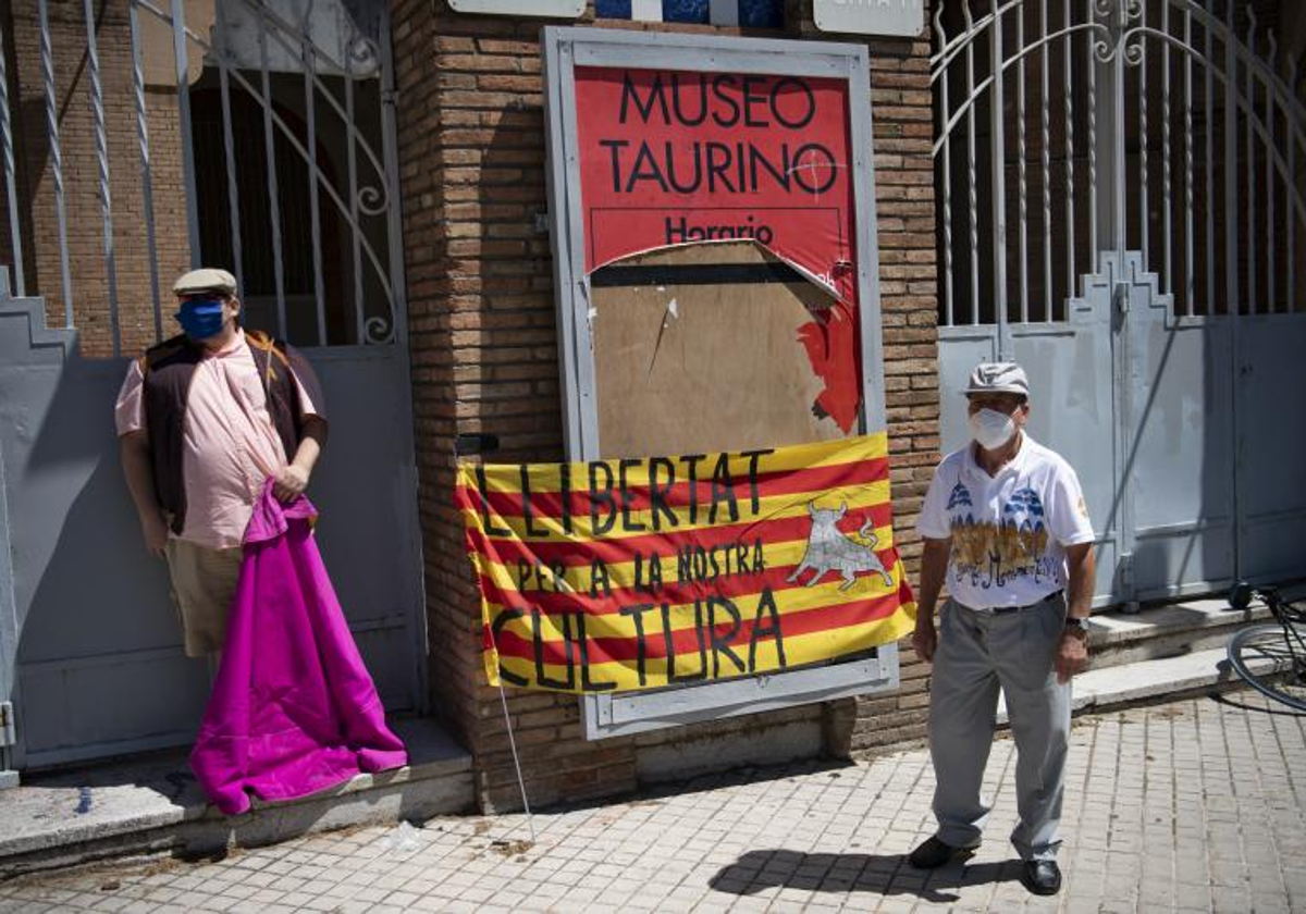 Barceloneses manifestándose a favor de las corridas de toros, a las puertas de la Monumental, en junio de 2020