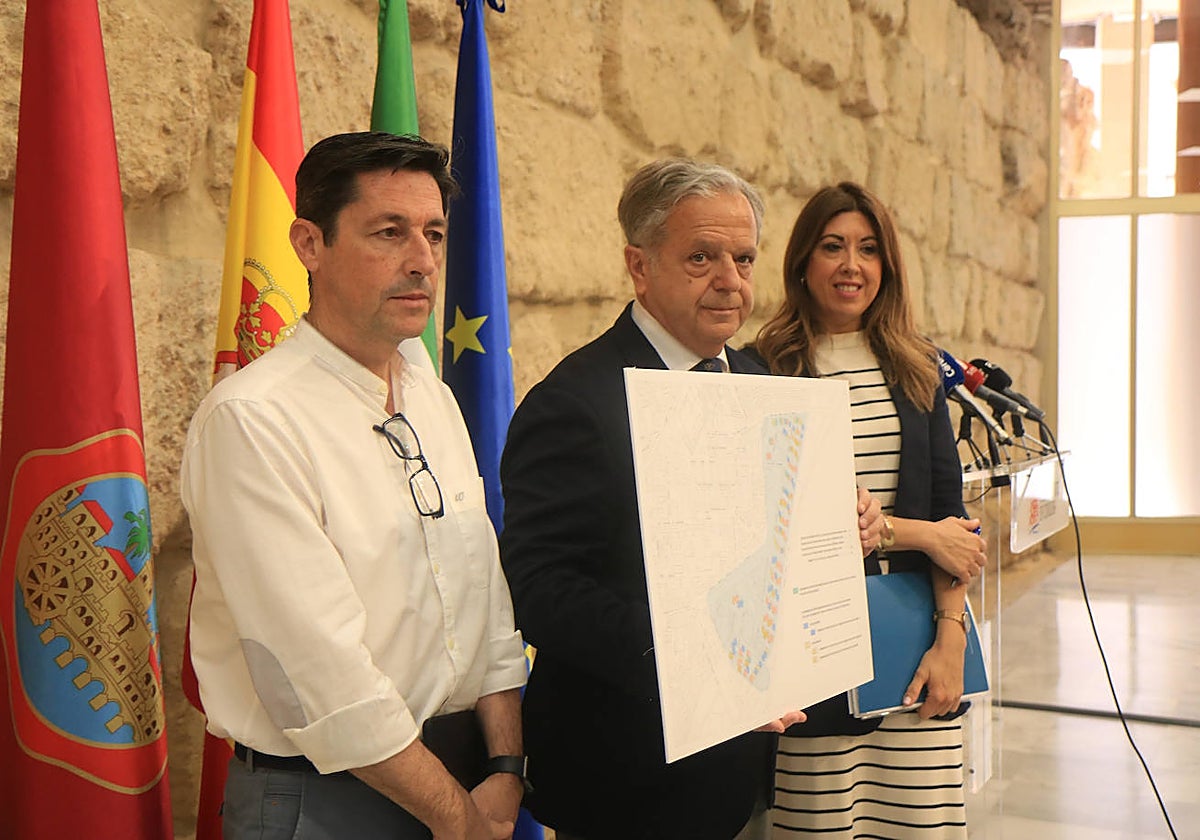 Salvador Fuentes, con técnicos de Urbanismo