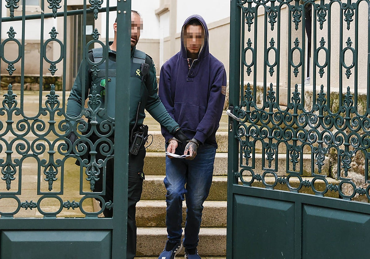 El acusado, este lunes a su salida de los juzgados de Muros