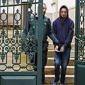 El parricida de Muros dijo que él y su padre habían sido atacados por unos encapuchados con un machete