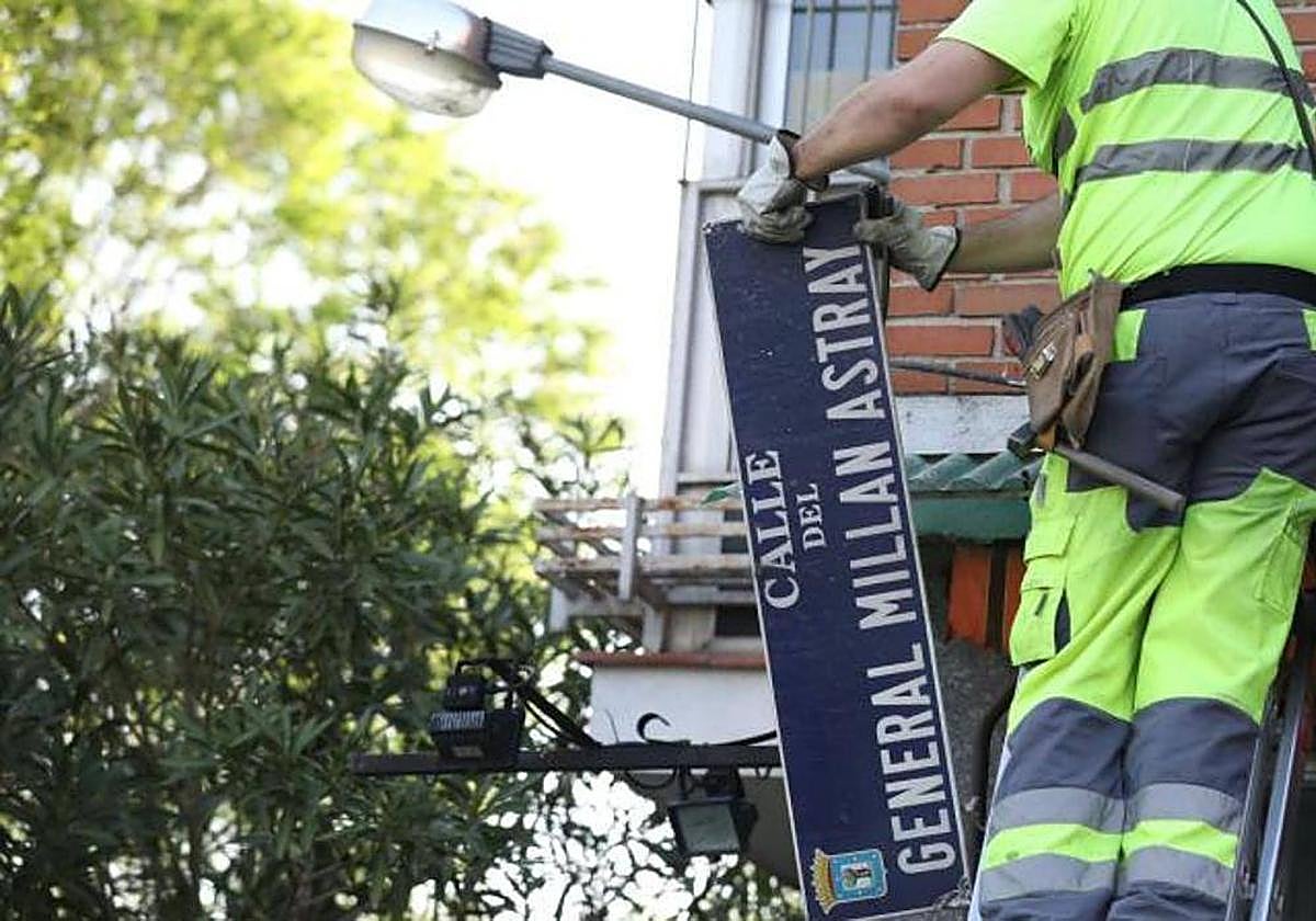 Un operario municipal retira la placa de la calle del General Millán Astray, en el distrito de Latina