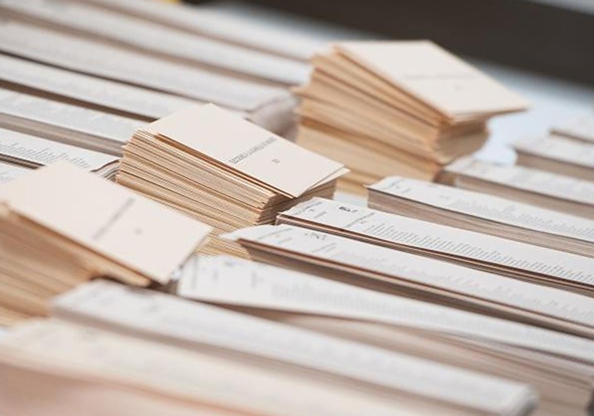 Foto de archivo de papeletas de unas elecciones