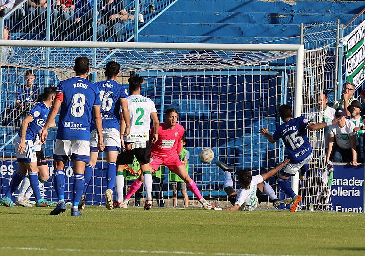 Carlos Marín intenta bloquear un tiro del rival durante un partido esta temporada