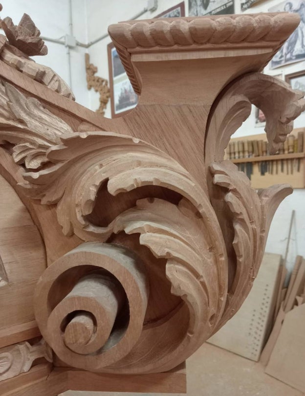 Detalle de una de las ménsulas de las esquinas de la peana del paso de San Rafael