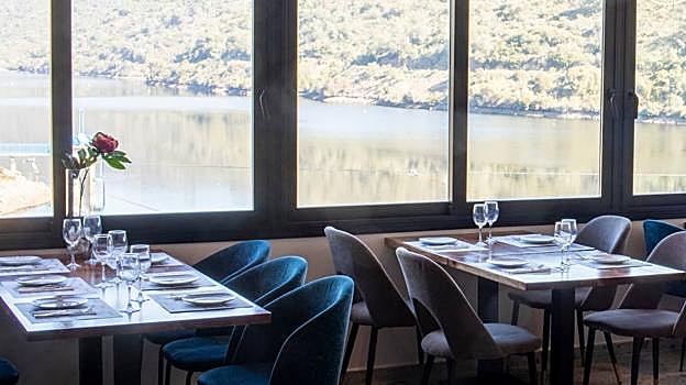 Salón del restaurante Bembézar en Hornachuelos