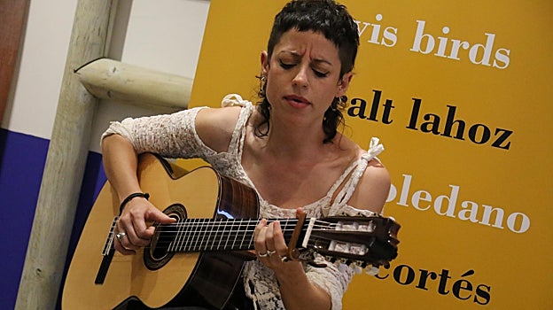 Actuación de Travis Birds durante la presentación del festival