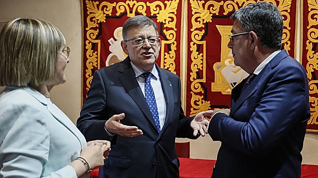 Imagen de Ximo Puig, en el centro, tomada este martes en las Cortes Valencianas