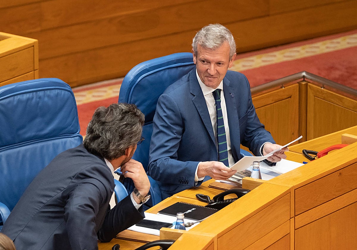 Alfonso Rueda conversa con Diego Calvo este miércoles en el Parlamento gallego