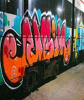 Imagen secundaria 2 - Grafiteros de trenes en acción, junto a pintadas realizadas