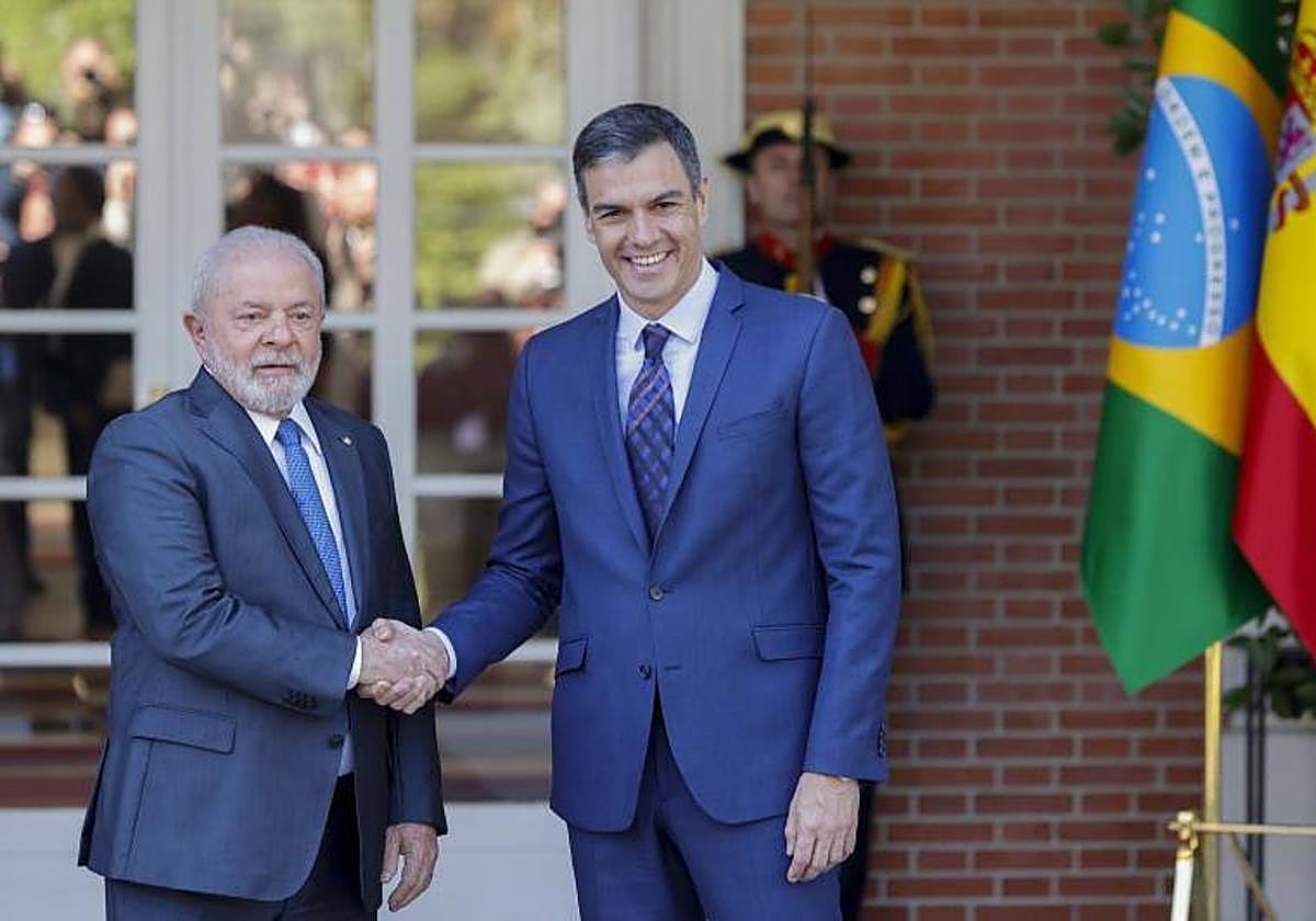 El presidente de Brasil, Lula da Silva, junto al presidente del Gobierno, Pedro Sánchez, en Moncloa