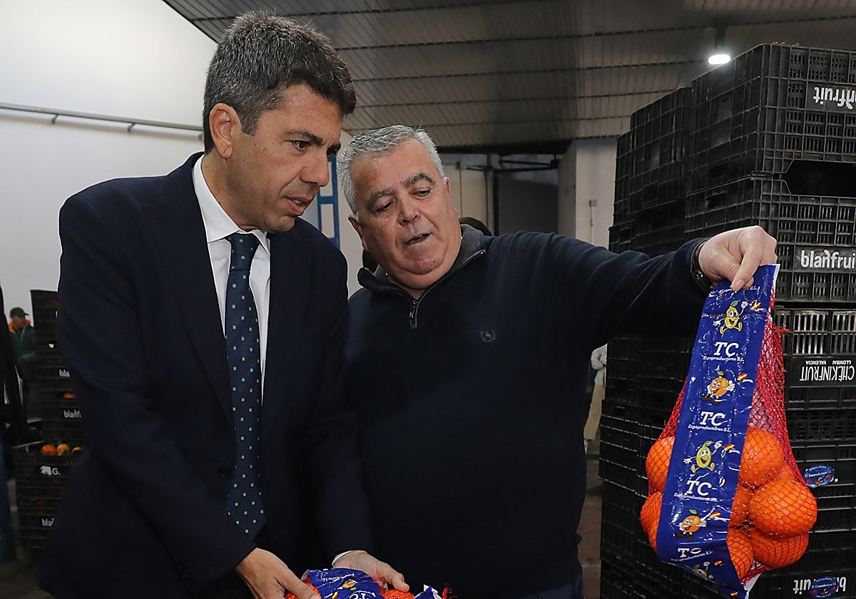 Mazón junto a un productor de cítricos alicantino