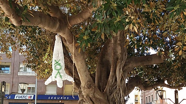 Muñeco con la foto de Abascal atado al árbol en la plaza castellonense