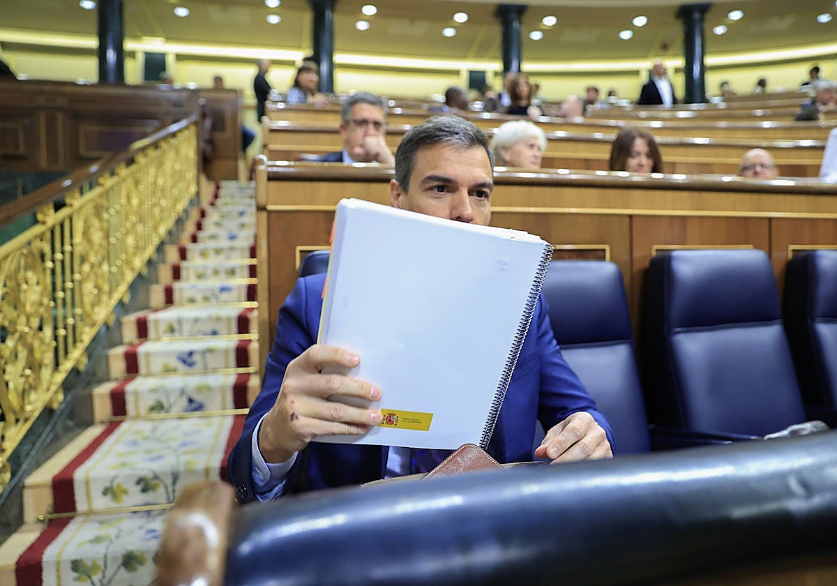 El presidente del Gobierno, Pedro Sánchez, se sienta en su escaño para afrontar las preguntas de la oposición en la sesión de control del Congreso