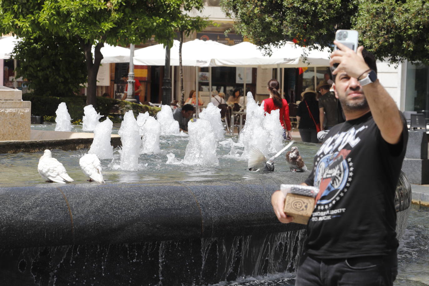 Córdoba bajo un sofocante calor en abril, en imágenes