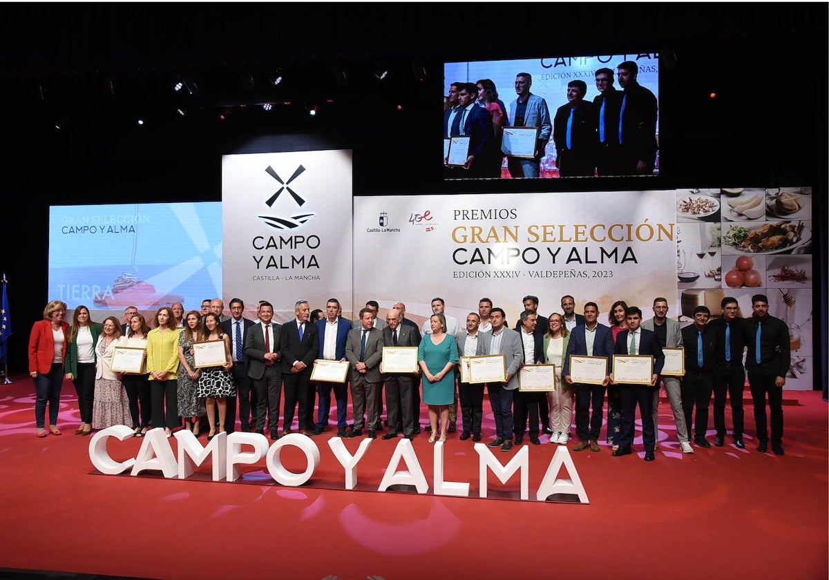 El presidente de Castilla-La Mancha, Emiliano García-Page, y otras autoridades posan con los premiados