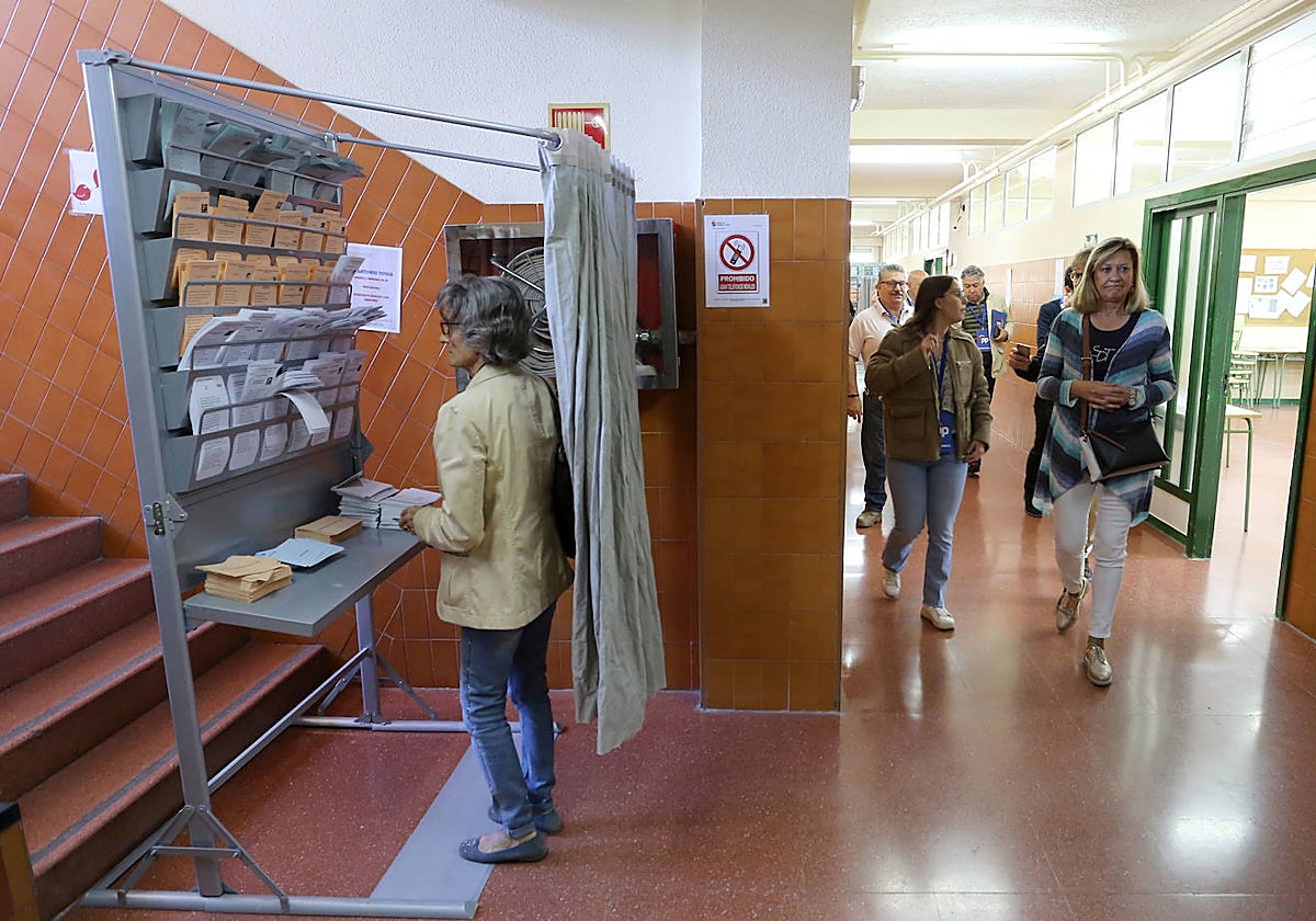 Una mujer procede a ejercer su derecho al voto en las anteriores elecciones municipales