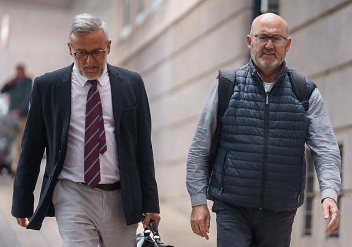 Fuentes Curbelo, a la derecha de la imagen; y su abogado saliendo de los juzgados