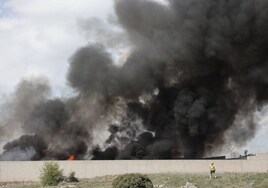 Los bomberos de Soria controlan un incendio que afectó a 400 coches en el desguace de Carbonera