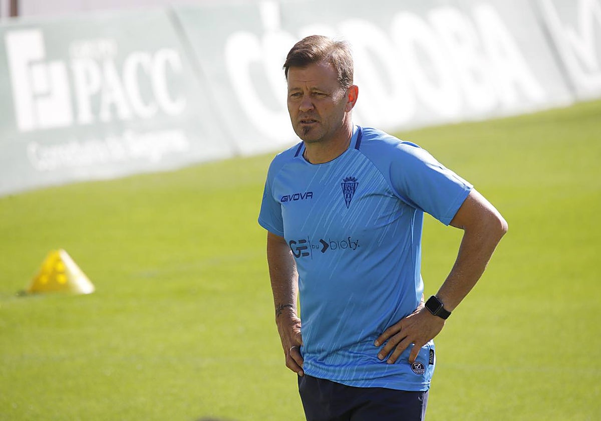 El entrenador del Córdoba CF Manuel Mosquera durante una sesión de entrenamiento