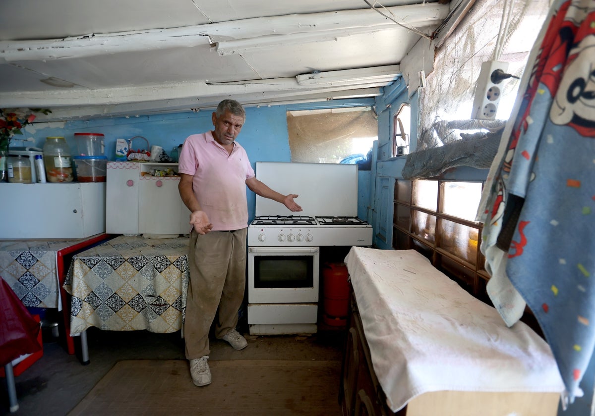 Jorge muestra la infravivienda en la que reside en Córdoba