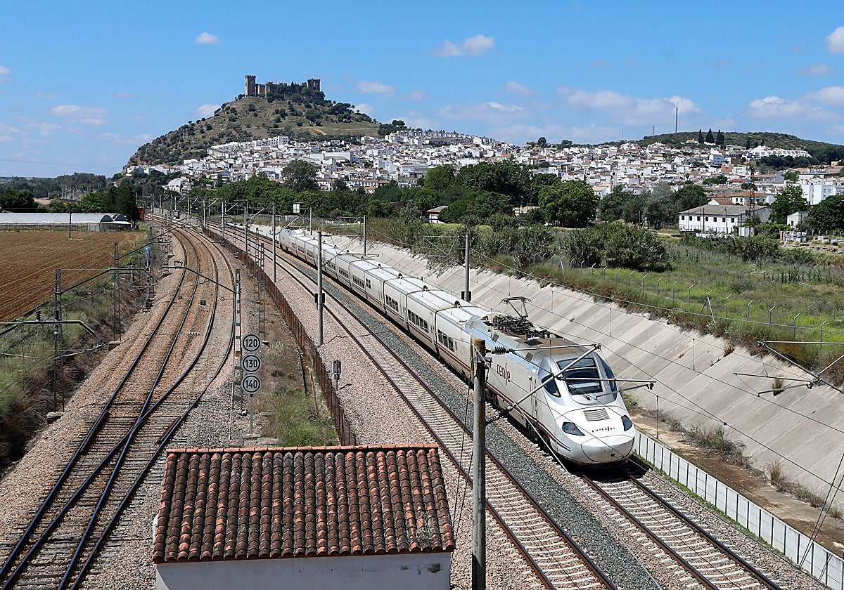 Un tren de Alta Velocidad pasa por Almodóvar del Río (Córdoba), donde se construye el baipás