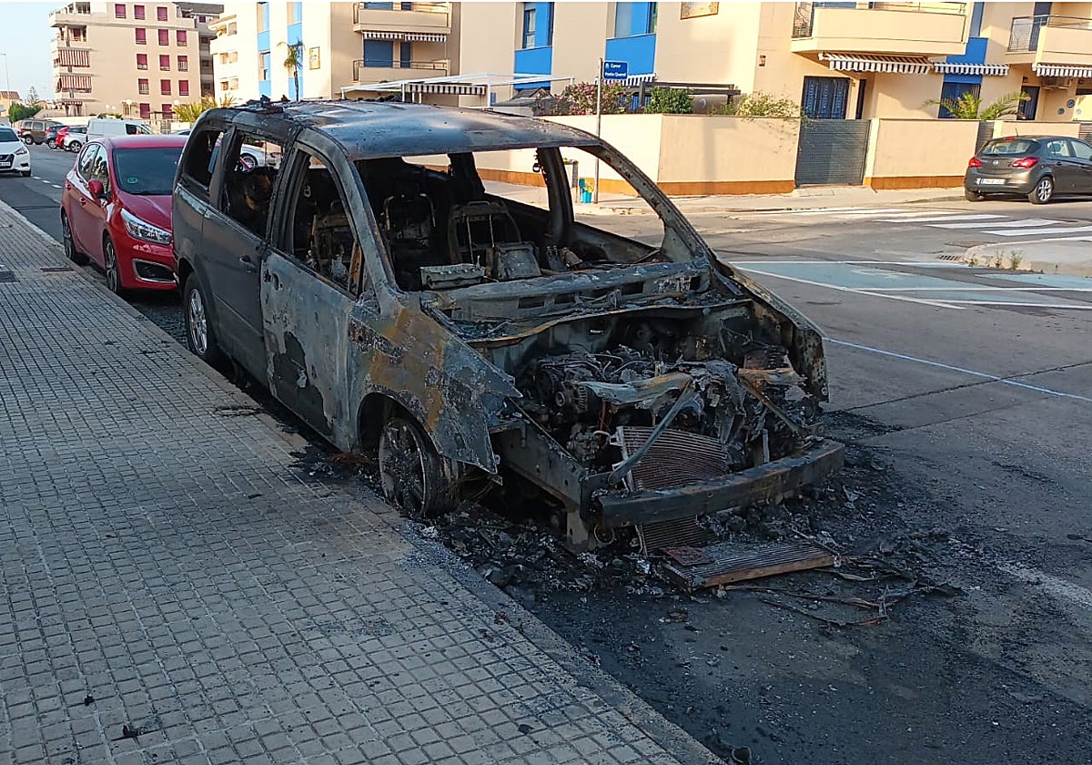 Estado en el que ha quedado el coche de campaña electoral, totalmente calcinado